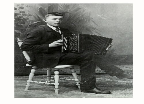 Johannes Gunnarsson (Sjöland) från Normans-torp, Gällared. Rallare och skicklig dragspelare . Fotograferad 1910 med sitt dragspel. Sitter på en vacker stol.