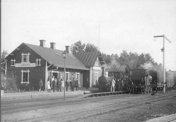 Ånglok med godsvagnar vid Kinnared Järnvägsstation. Stationen invigdes 1877 då sträckan Halmstad-Värnamo var klar. 1885 anlades järnvägen mellan Kinnared-Fegen och 1887 var sträckan Fegen-Ätran klar. Så när Varberg-Ätrans Järnväg invigdes 1911 kunde man fortsätta resan ända till Kinnared. Bilden är tagen före 1915 och signerad Sigfrid Hulthe, Öster, Halmstad.