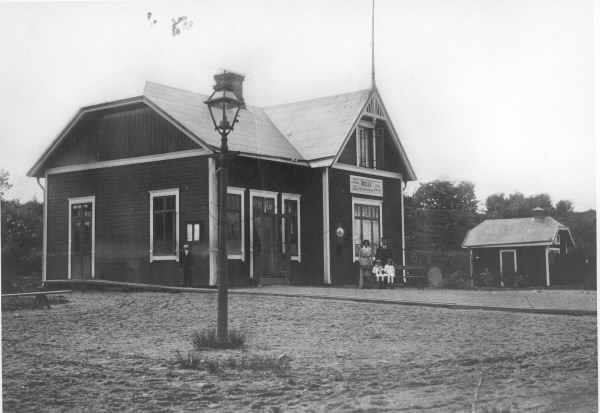 Stationshuset vid Åkulla hållplats på Varberg-Ätrans järnväg, invigd 1911. På bilden syns en familj där mannen är klädd i uniform, kanske är han stationsföreståndare. Bilden är från Svenska Järnvägsklubbens fotoarkiv.