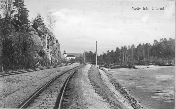 Vykort, "Motiv från Ullared". Här ses spåren längs Högvadsån till Falkenbergs Järnväg med Ullareds kyrka i fonden. Sträckan gick mellan Falkeberg-Limmared och var klar 1904. Vykortsförlag: Svenska Litografiska Stockholm och J A Johansson.