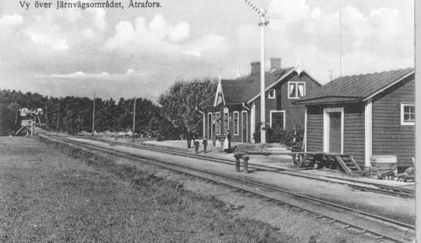 Vykort, "Vy över järnvägsområdet, Ätrafors." Järnvägslinjen Falkenberg-Limmared stod klar 1904, anlagd av Falkenbergs Järnväg. Men Ätrafors låg vid den första etappen till Fridhemsberg, som invigdes redan 1894. I Ätrafors fanns en pappersmassefabrik under järnvägens första tid och där hade man på 1910-talet stora planer på nya industrier. Vykortsförlag: K A Fransson