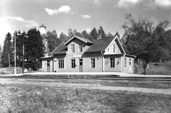 Älvsereds järnvägsstation sedd från spårsidan med Älvsereds kyrka bakgrunden. Stationen invigdes 1896, då "Pyttebanan" förlängdes från Fridhemsberg till Älvsered. Tre år senare förlängdes den ytterligare till Holsljunga och 1904 var banan framme i Limmared som slutstation.