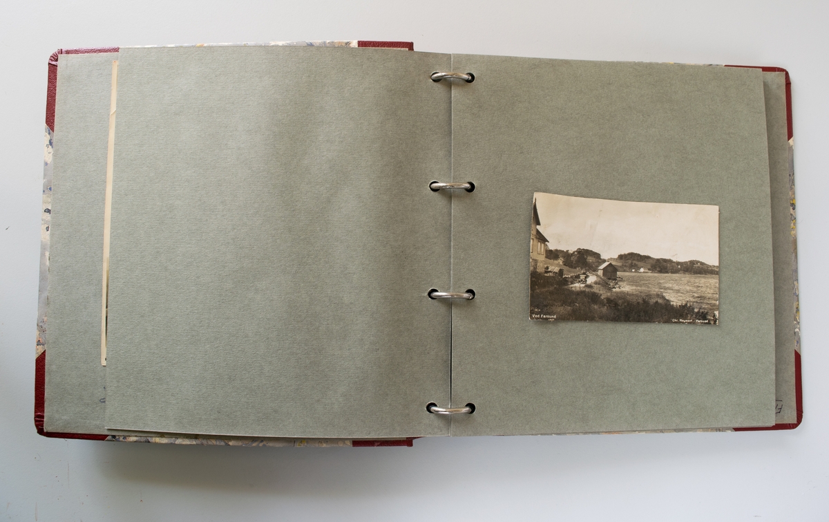 Fotoalbum med fotografier fra gamle "Husan". Det er fotografier av gamle malerier, prospektkort m.m. Albumet har rød skinnrygg og røde hjørner. Bildene er montert på grå kartong.