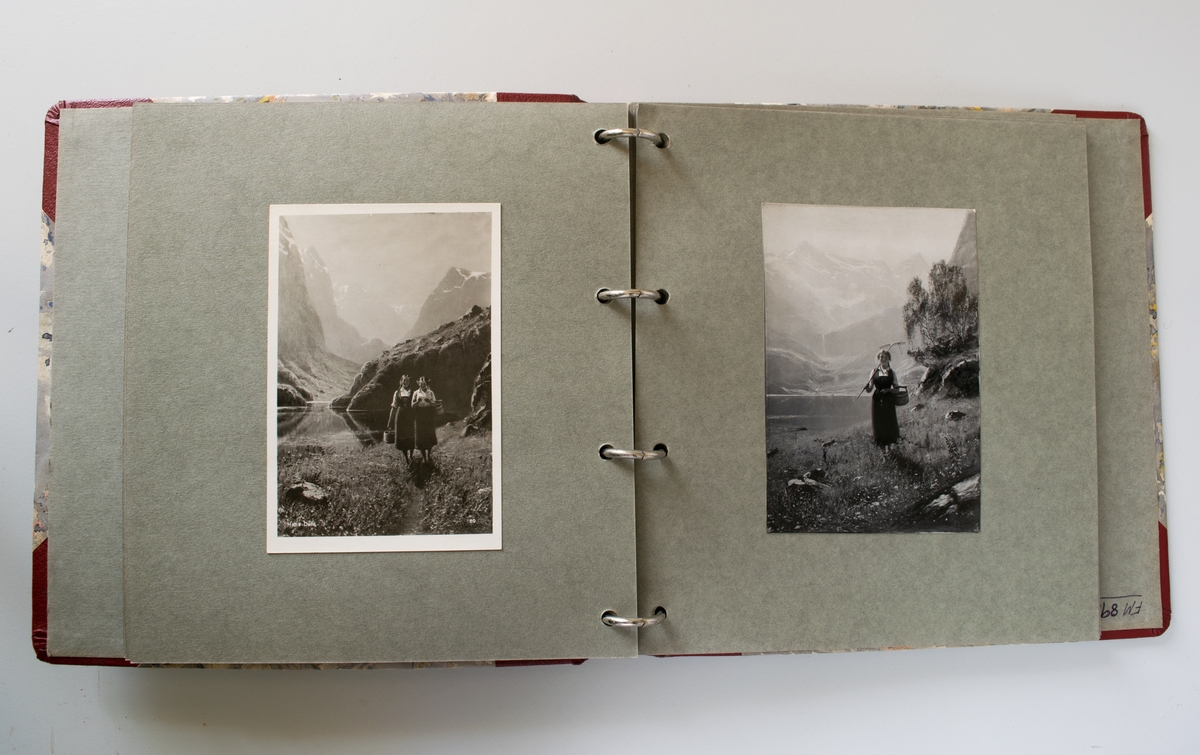 Fotoalbum med fotografier fra gamle "Husan". Det er fotografier av gamle malerier, prospektkort m.m. Albumet har rød skinnrygg og røde hjørner. Bildene er montert på grå kartong.