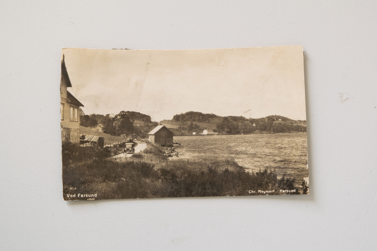 Fotoalbum med fotografier fra gamle "Husan". Det er fotografier av gamle malerier, prospektkort m.m. Albumet har rød skinnrygg og røde hjørner. Bildene er montert på grå kartong.
