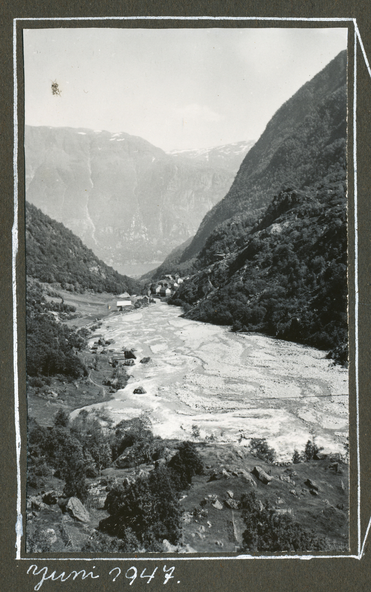 Flaum i Buerdalen. Buerelva sett mot aust sommaren 1947.