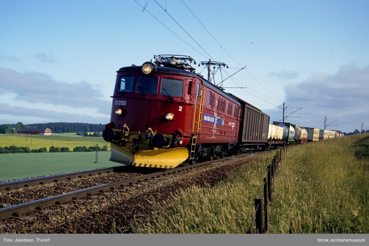 Elektrisk lokomotiv El 13 2125 med godstog fra Rolvsøy til Oslo, tog 4912, ved ca. km 27, mellom Holstad og Ski stasjoner på Østfoldbanen