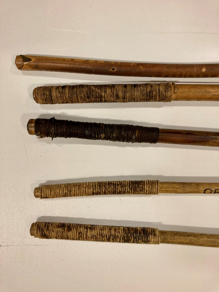 Den øvre enden av røret er omviklet med tjærebredd hyssing i en lengde av 11,7 cm med i alt 63 viklinger. Objektet er avbildet som nummer 2 ovenfra.
