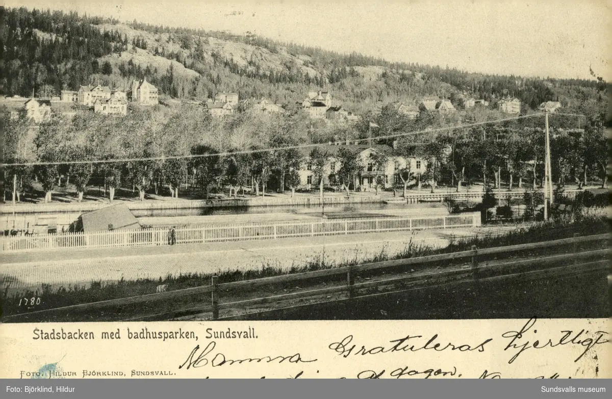 Vykort med motiv över Stadsbacken med Badhusparken i Sundsvall.