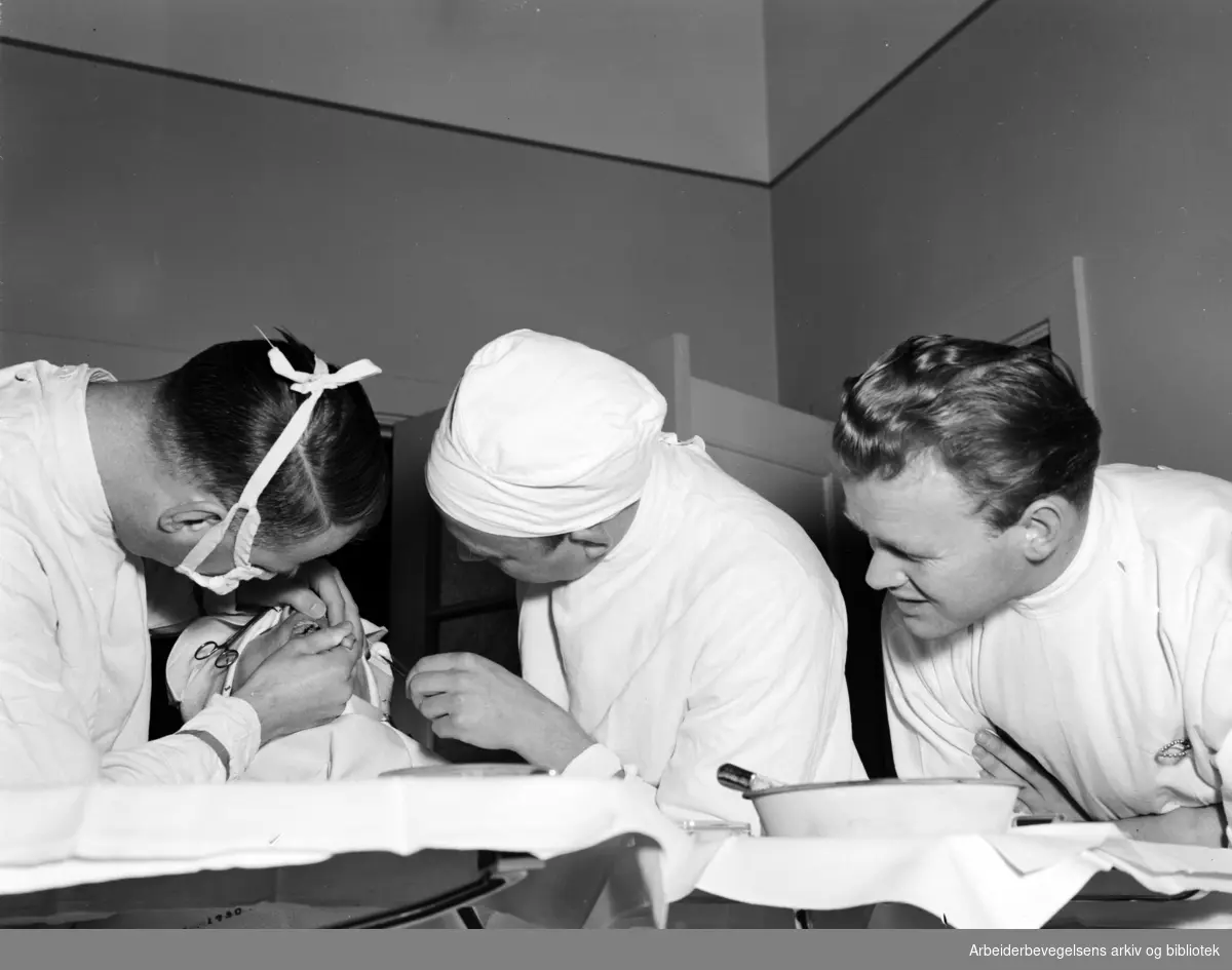 Tannlegehøyskolen i Geitmyrsveien i Oslo. Operasjon av en pasient på høyskolens kirurgiske avdeling. November 1951