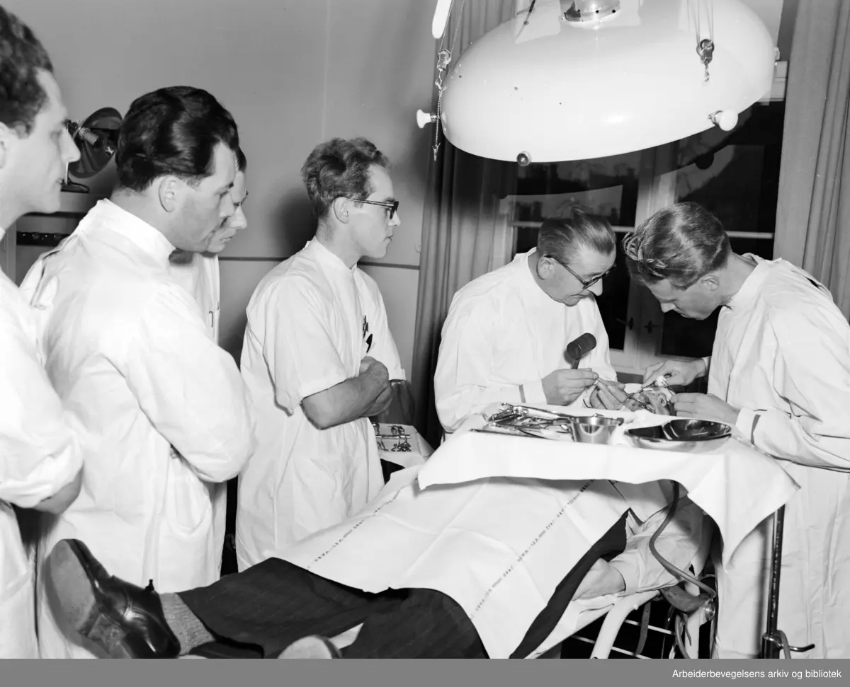 Tannlegehøyskolen i Geitmyrsveien i Oslo. Operasjon av en pasient på høyskolens kirurgiske avdeling. November 1951