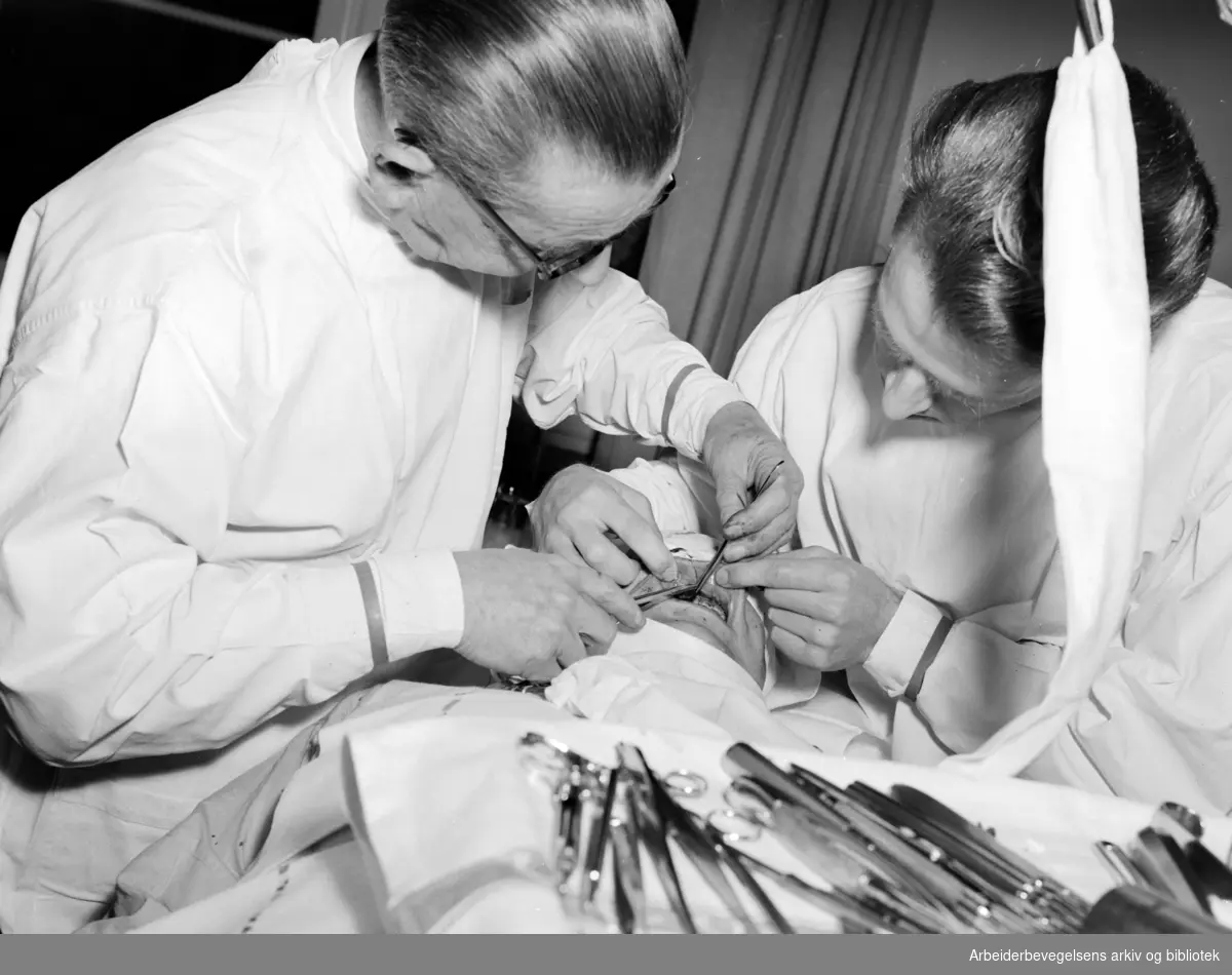 Tannlegehøyskolen i Geitmyrsveien i Oslo. Operasjon av en pasient på høyskolens kirurgiske avdeling. November 1951