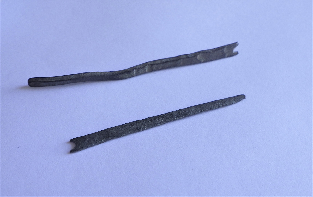 MALV: L. 45, 7  B. 3 MM, BÅNDFORMET - AVSMALNENDE MEN BUTT SPISS. NÅLØYET ERDEFEKT. KAN OG VÆRE SOM HK 4352. NB! LIGGER SAMMEN MED SYNÅLER. 