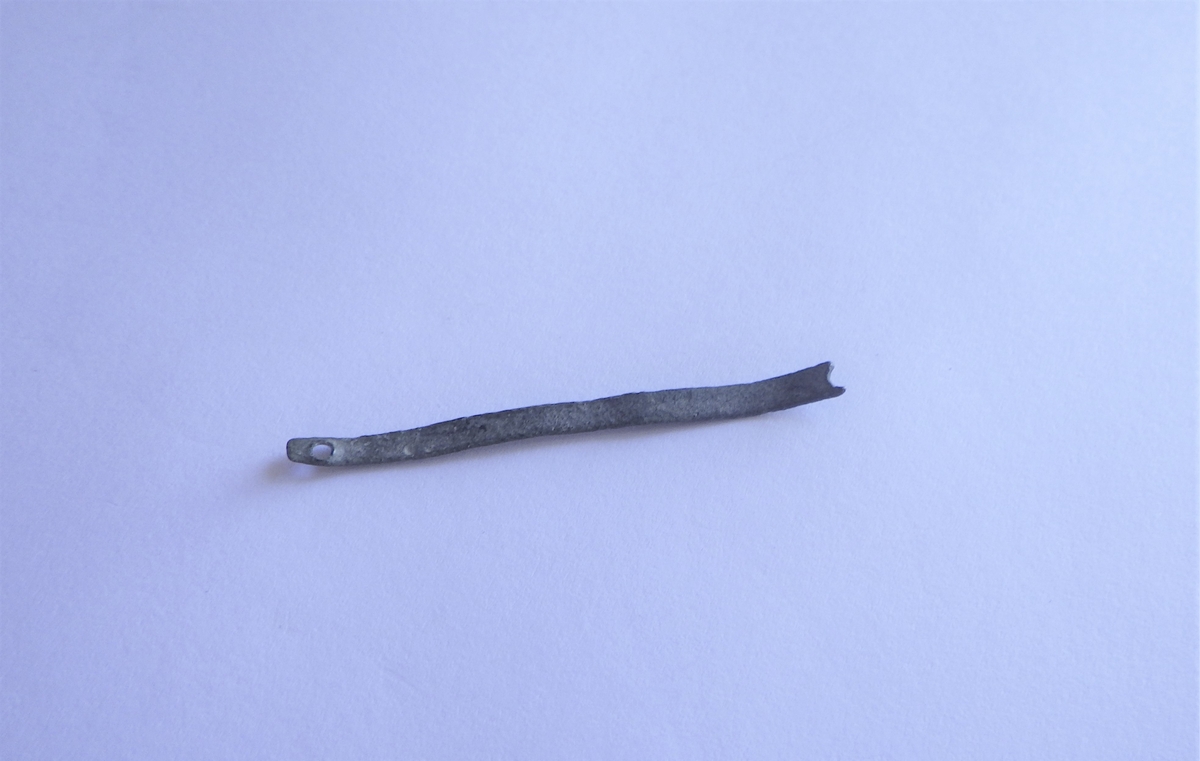 MALV: L. 45, 7  B. 3 MM, BÅNDFORMET - AVSMALNENDE MEN BUTT SPISS. NÅLØYET ERDEFEKT. KAN OG VÆRE SOM HK 4352. NB! LIGGER SAMMEN MED SYNÅLER. 