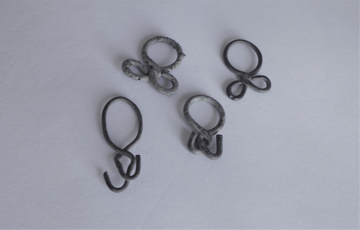 MALV: L. 16, 5 RINGENS DIAM. 10, 5 MM, EN RUND TEN SOM DANNER EN RING OG HVOR ENDENE BØYESOM HVERANDRE. 