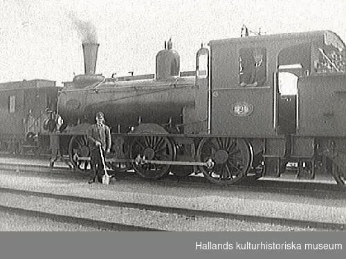 På loket finns en skylt med text: "Varberg-Borås jernväg, 9"