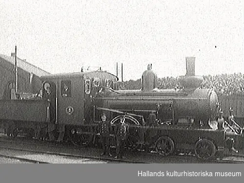 Troligen taget vid lokstallarna i Varberg. På loket finns en skylt med text: "Varberg-Borås jernväg 1899, 8."