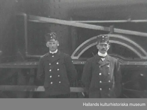 Troligen taget vid lokstallarna i Varberg. På loket finns en skylt med text: "Varberg-Borås jernväg 1899, 8."