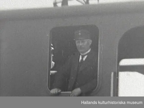 På loket finns en skylt med text: "Varberg-Borås jernväg, 9"