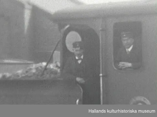 Troligen taget vid lokstallarna i Varberg. På loket finns en skylt med text: "Varberg-Borås jernväg 1899, 8."