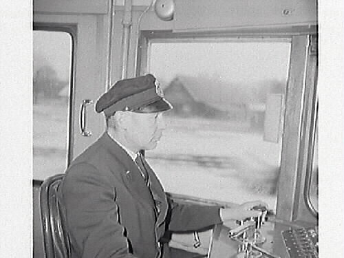 Lokförare i arbete. 
Karl Fredrik Olsson var redaktör (ca 1935-1965) på Hallandsposten så bilden har troligen varit publicerad i tidningen. 1960-tal.