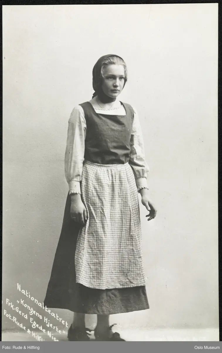 portrett, kvinne, skuespillerinne, rollebilde, Lersol i "Kongens hjerte", stående helfigur, kostyme