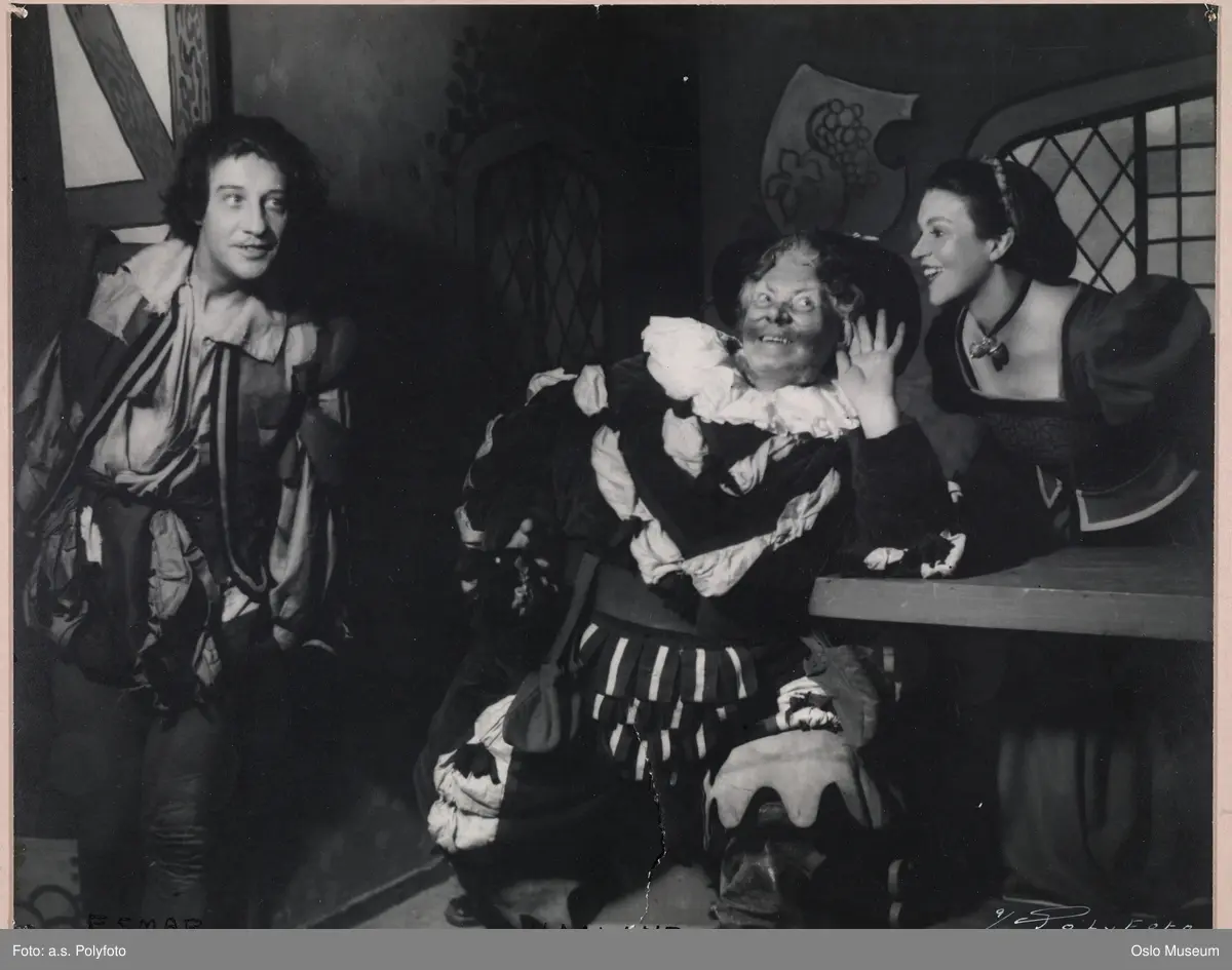 Det Norske Teatret, forestilling, scenebilde, "Lystige konor i Windsor" av William Shakespeare, kvinner, menn, skuespillere