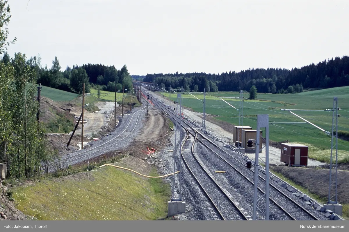 Bygging av nytt dobbeltspor på Østfoldbanen, her ved km 28,5 mellom Ås og Holstad på den gamle linjen (til venstre) mellom Ås og Ski på den nye linjen