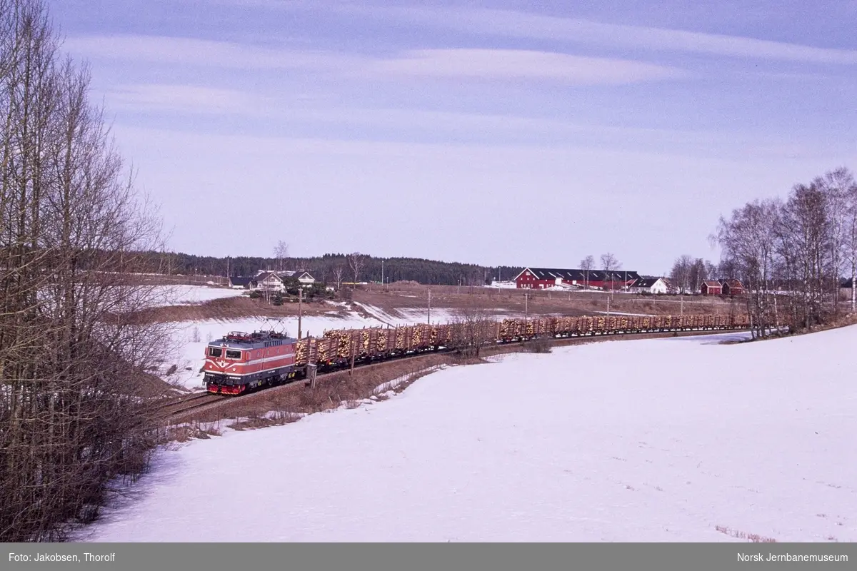 Svensk elektrisk lokomotiv Rc4 1326 med tømmertog retning Moss/Halden ved ca. km 28,5 mellom Ås og Holstad stasjoner på Østfoldbanen