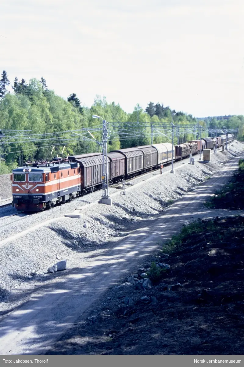 Svensk elektrisk lokomotiv Rc4 1185 med godstog ved ca. km 30 rett nord for Ås stasjon på det nye dobbeltsporet på Østfoldbanen