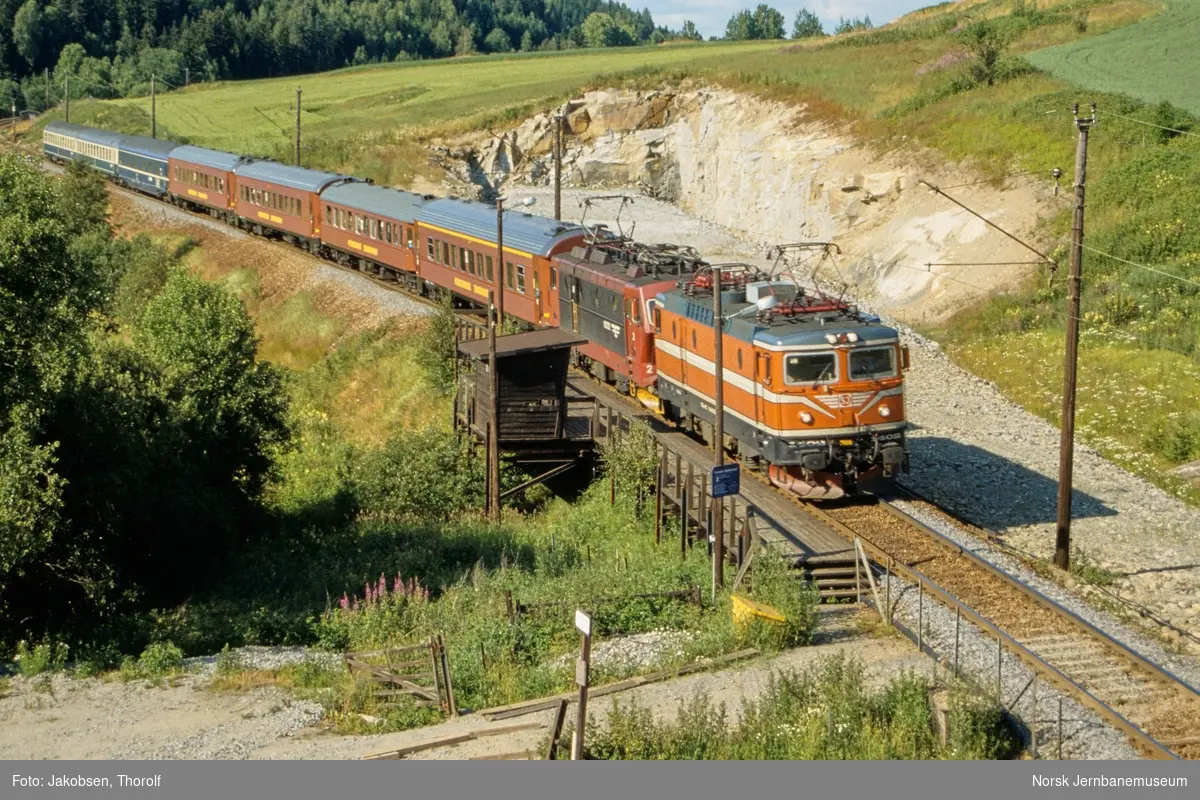 Svensk elektrisk lokomotiv Rc4 1403 pg El 16 med Eurocitytog 491 til Hamburg passerer Tveter holdeplass på Østfoldbanen