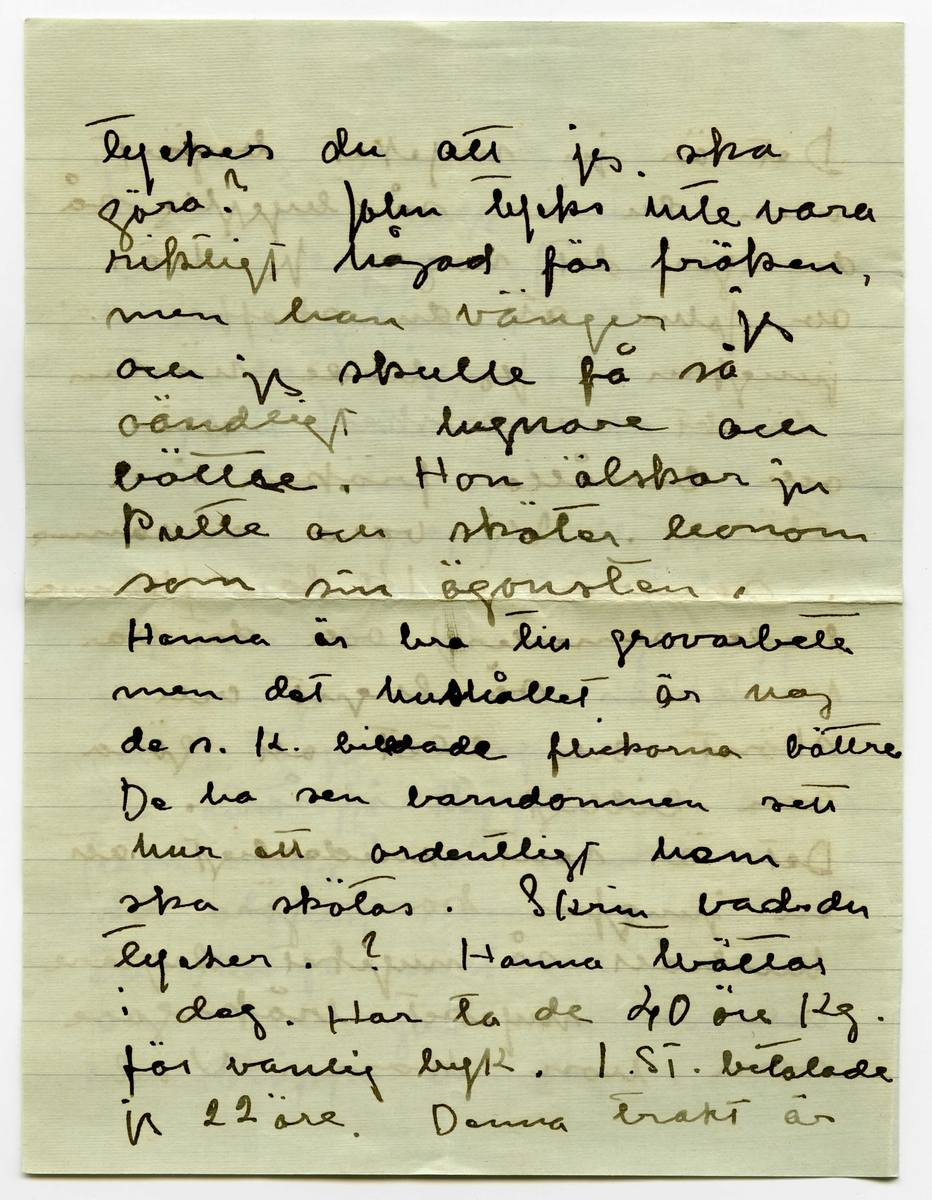 Brev 1916-10-02 från Ester Bauer till Karin Cervin-Ellqvist, bestående av fyra sidor skrivna på fram- och baksidan av ett vikt pappersark, samt kuvert. Huvudsaklig skrift handskriven med svart bläck. 
.
BREVAVSKRIFT:
.
[Kuvert framsida]
[rött frimärke SVERIGE 10 ÖRE samt poststämpel GRÄNNA 2.10.16]
Fru Karin Cervin-Ellqvist
Hagagatan 39 III
Stockholm
.
[Kuvert baksida] 
[Poststämpel: STOCKHOLM TUR 1 3.10.--]
.
[Sida 1]
[skrivet längst upp på tvären är avslutningen på brevet– se sidan 4]
Björkudden 2 okt. 1916
Kära Karin!
Du skriver så sällan till
mej, och alltid när jag
skriver till dej är det för
att be dej om något, men
det är inte mitt fel utan
ditt, som ger mej så få
tillfällen att skriva annars.
Jo, nu är det så att här
är så himla kallt och jag
har inte annat än sommar-
kläder med mej. Du var
.
[Sida 2]
ju nog vänlig att vara
med och lägga ner min
vinterkappa (sammetskappan
med vargskinnet) så du vet
var det ligger. (i en korg-
koffert) och kanske den
runda hals skinnet ligger
i den inpepprade säcken.
Nu är min bön den.
Skulle du villa gå upp
i våningen en av dagarna
(d.4 börja de reparera) och
ta rätt på kappa och skinn
(inte muff) och sända mej
det hällst som postpaket.
Du ska få mitt visitkort
om inte gumman annars 
vill släppa in dej. 
.
[Sida 3]
Det är ju mycket begärt,
men du är så hygglig så
du gör det nog. Jag hör
av John att du skaffat dej
jungfru. Jag hade nästan
tänkt att avskeda min
och behålla fröken i
stället. Vi voro ensamma
i somras i 14 dar (Hanna
hade semester) och det var
verkligen så lugnt och 
skönt och litet att göra
och billigt hushåll.
Det är rent underligt att
en jungfru kan göra ett
hushåll så mycket dyrare
och så mycket bråkigare
som hon kan. Vad
.
[Sida 4]
tycker du att jag ska
göra? John tycks inte vara
riktigt hågad för fröken,
men han vänjer jag
och jag skulle få så
oändligt lugnare och 
bättre. Hon älskar ju
Putte och sköter honom
som sin ögonsten. 
Hanna är bra till grovarbete
men det hushållet är nog
de s.k. billdade flickorna bättre
De ha sen barndommen sett
hur ett ordentligt hem
ska skötas. Skriv vad du
tycker. ? Hanna tvättar 
i dag. Har ta de 40 Kg.
för vanlig byk. I St. betalde
jag 22 öre. Denna trakt är
.
[avslutningen på brevet är skrivet på tvären längst upp på sida 1: mycket före
min tid. Skriv nu snart
om du vill
göra detta åt
mej. John säger
att jag har en
kött-kvarn i 
St. jag tar den
tredje kvarnen med
mej upp. alltid
kunna vi väl plassera
den någon stans. Hälsning från din tillgiv.
Ester-Lisa]