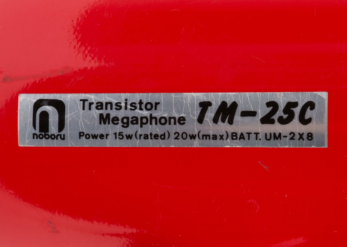Megafon brukt av Landsås Skilag med håndholdt mikrofon med justerbar lydstyrke. Regulerbar plaststropp til å henge megafonen over skulderen.
