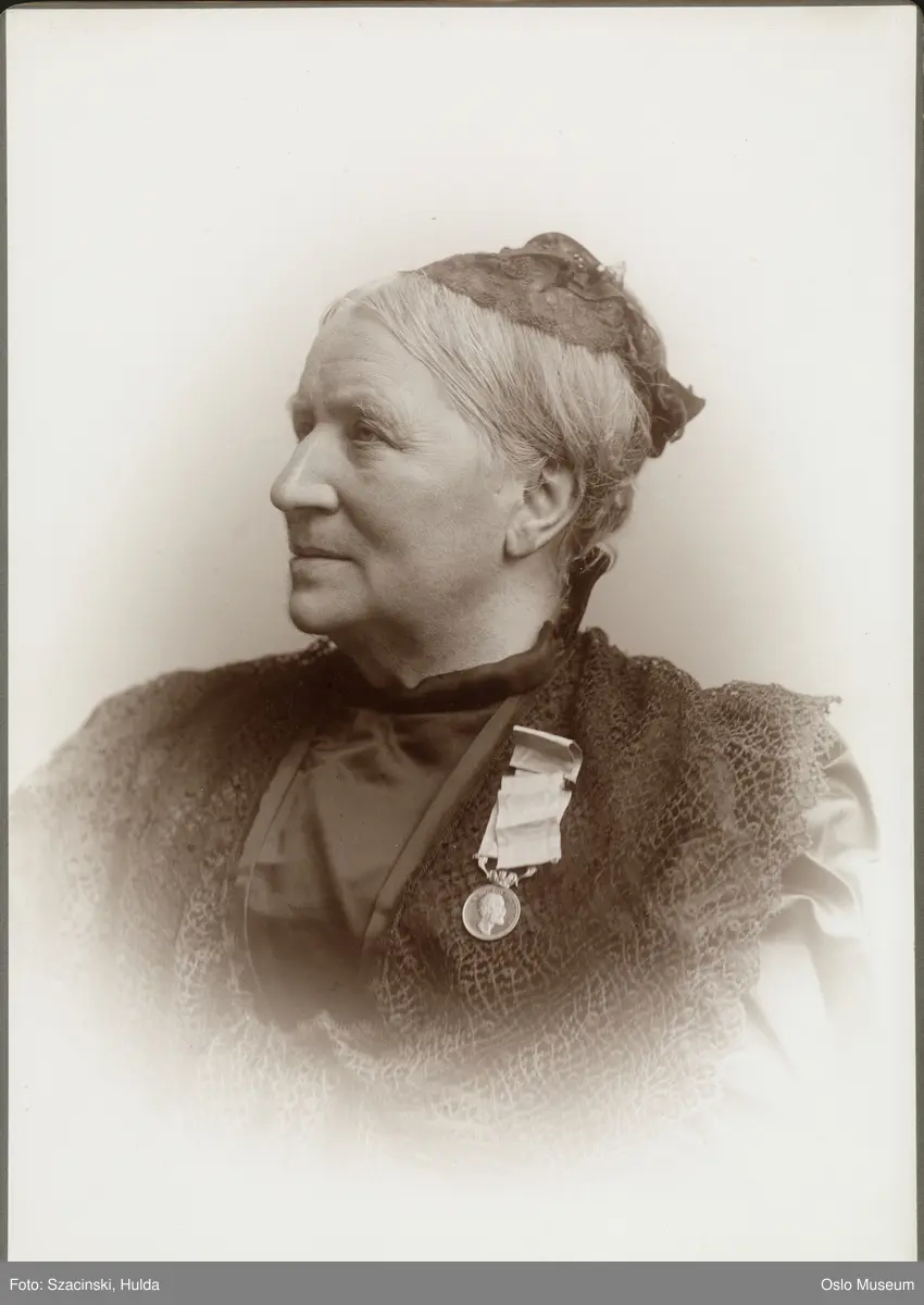 portrett, kvinne, skuespillerinne, vignettert brystbilde, medalje