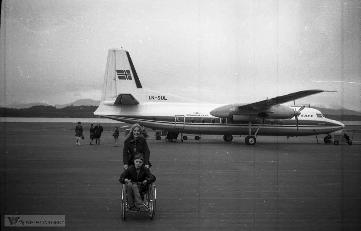 "mai-juni 1973"."Fosterlågen"."Ivar med familie" .Flyet er en Fokker Friendship. Turboprop, kfr. propell. Eier: Braathens SAFE..