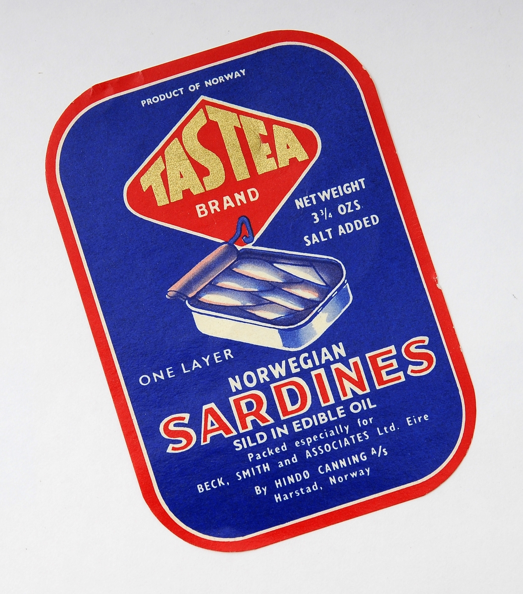 Hermetikketikett, åtte stykker etiketter eller iddiser tilknyttet hermetikkindustrien og produkter som sild, brisling og sardiner. Fire av etikettene er produsert for Eire - med merkenavn Tastea og  Lustre. Ett er laget for det amerikanske markedet - Blue Peter. Embalasjeetikettene ble brukt på ulike hermetikkproduketer og hadde et stort mangfold. Iddiser er i dag samle/bytteobjekter.