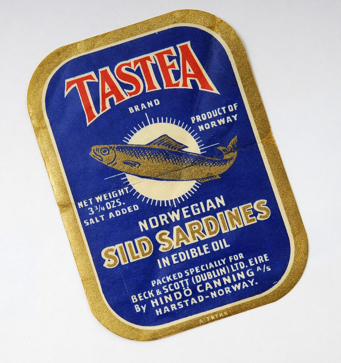 Hermetikketikett, åtte stykker etiketter eller iddiser tilknyttet hermetikkindustrien og produkter som sild, brisling og sardiner. Fire av etikettene er produsert for Eire - med merkenavn Tastea og  Lustre. Ett er laget for det amerikanske markedet - Blue Peter. Embalasjeetikettene ble brukt på ulike hermetikkproduketer og hadde et stort mangfold. Iddiser er i dag samle/bytteobjekter.