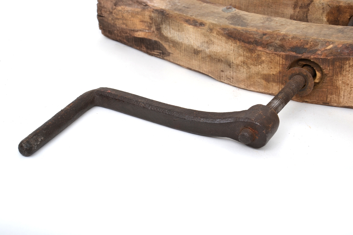 Tretvinge, et redskap som ble brukt av båtbyggere og av snekkere når to trestykker skulle holdes sammen, enten for montasje eller liming.