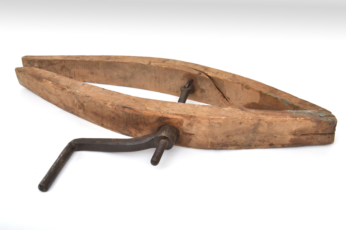 Tretvinge, et redskap som ble brukt av båtbyggere og av snekkere når to trestykker skulle holdes sammen, enten for montasje eller liming.