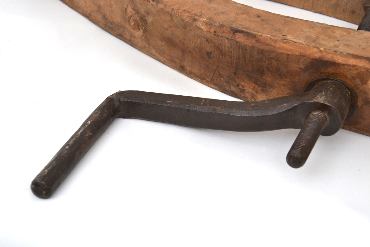 Tretvinge, et redskap som ble brukt av båtbyggere og av snekkere når to trestykker skulle holdes sammen, enten for montasje eller liming.