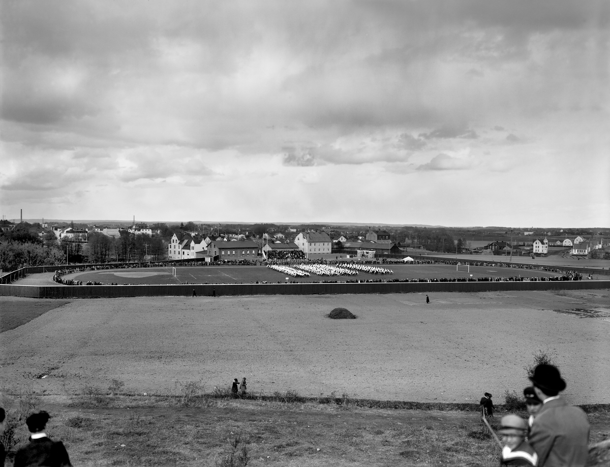 Folkungavallen, Linköping ca år 1924-1925.
Evenemang på idrottsplatsen Folkungavallen. Idrott. Sport.
I bakgrunden finns inte villorna Åkersbergsgatan nr 3 och nr 7, byggda 1924. Inte ens grunderna är påbörjade.
Däremot finns villan Åkersbergsgatan 4, som stod klar 1923.
Detta foto går således att datera till att vara taget 1923.