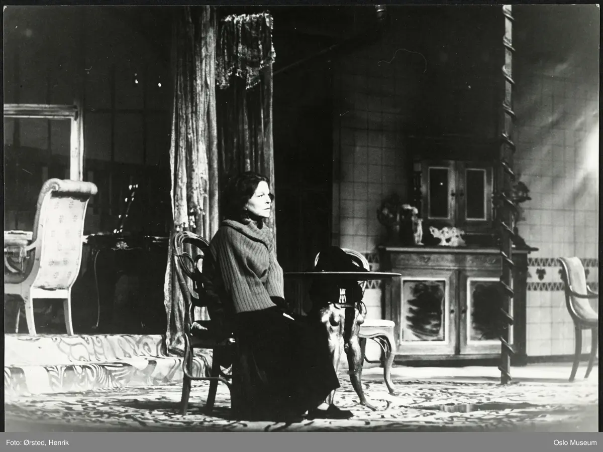 Det norske Teatret, scene, forestilling, kvinne, skuespillerinne, rollebilde, sittende helfigur