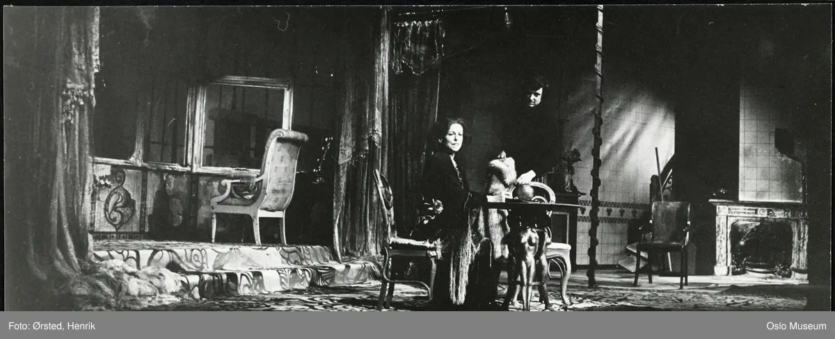 Det norske Teatret, scene, forestilling, kvinne, skuespillerinne, rollebilde, sittende helfigur