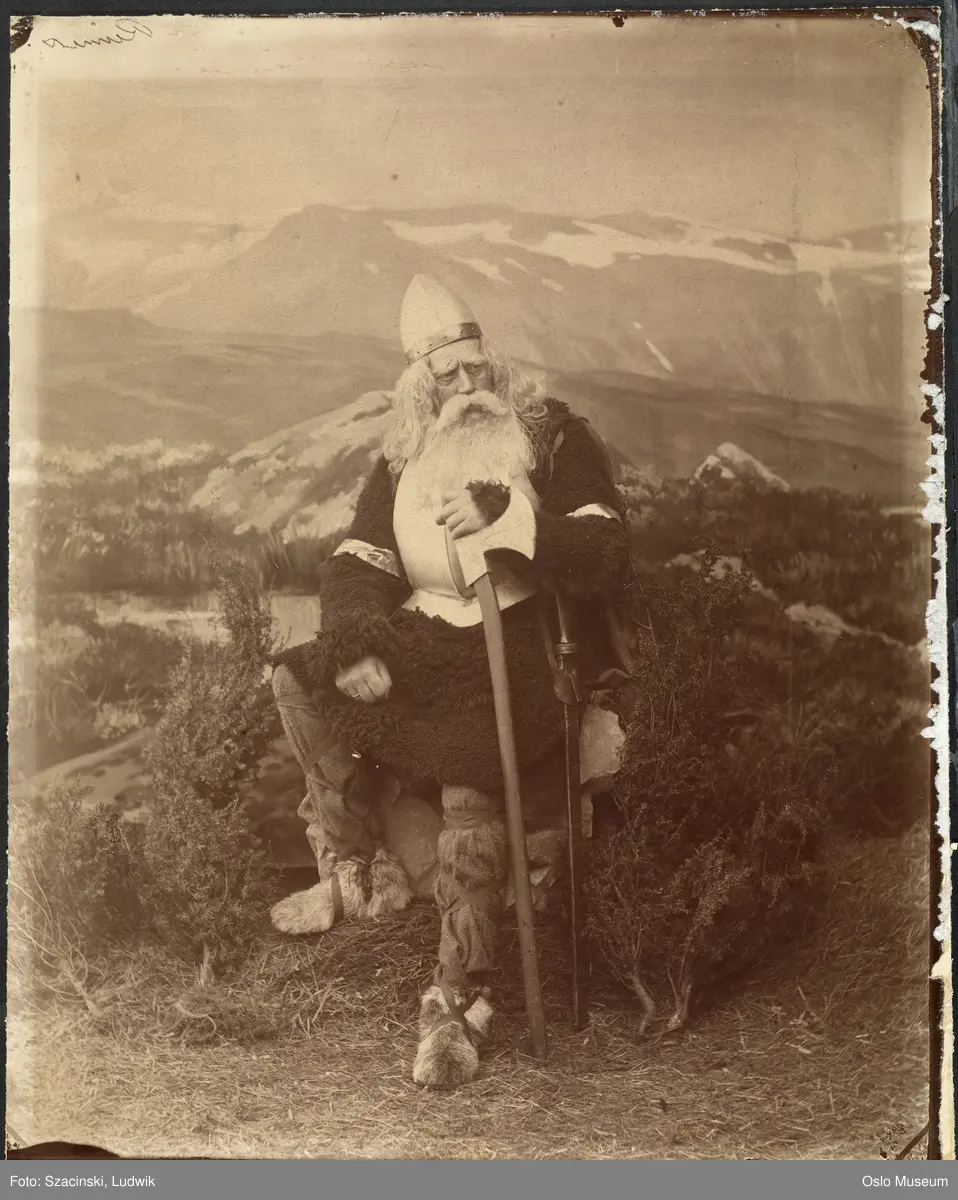 portrett, mann, skuespiller, rollebilde, Ørnulf i "Hærmendene på Helgeland" på Christiania Theater, sittende helfigur, kostyme