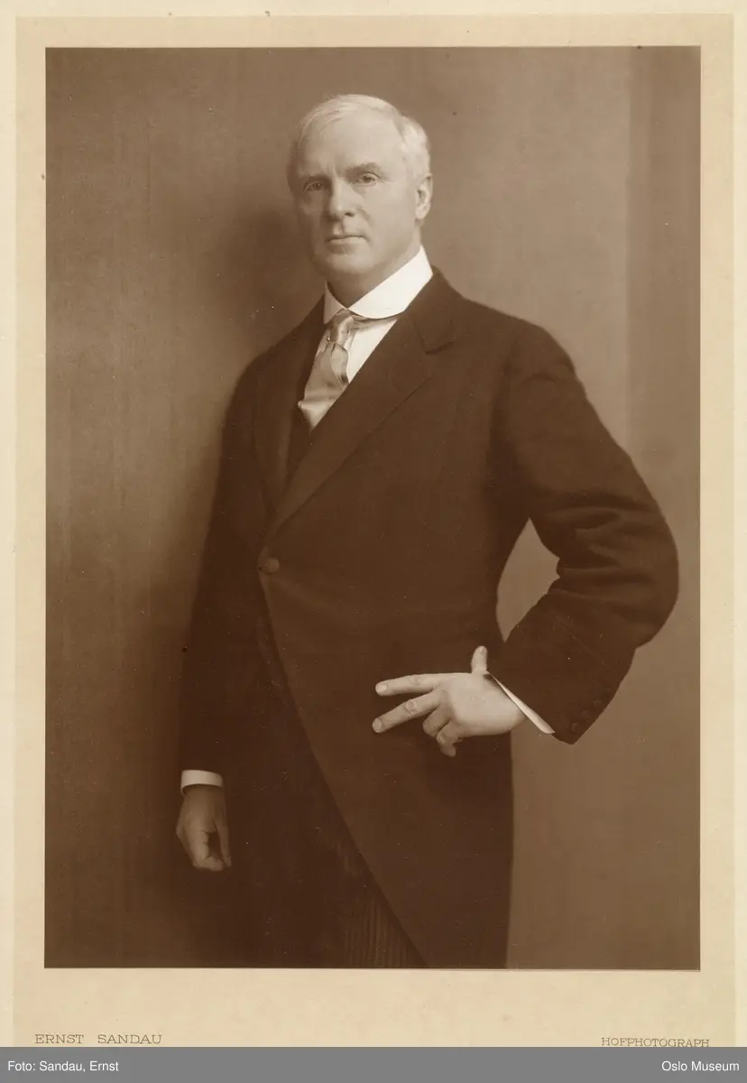portrett, mann, skuespiller, sceneinstruktør, teatersjef, stående knefigur