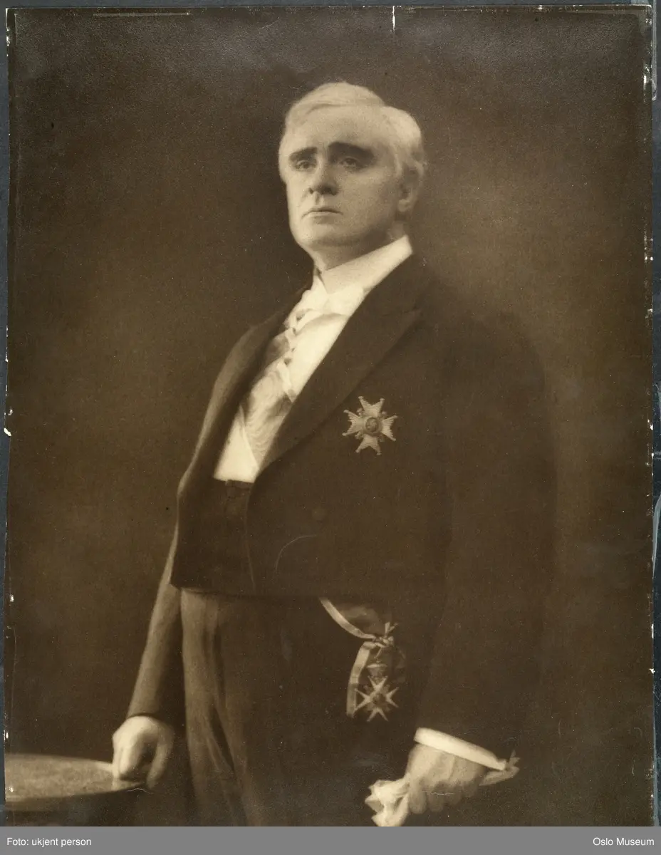 portrett, mann, skuespiller, sceneinstruktør, teatersjef, stående knefigur, orden