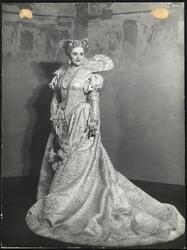 Aase Bye i "Maria Stuart i Skottland".