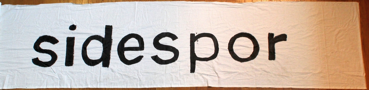 Banner frå arkivet til Norsk Målungdom. To bilete av eitt banner. På banneret står teksten: "Clemet er på sidespor". Det er truleg at banneret har vore i bruk under ein aksjon for Norsk Målungdom.