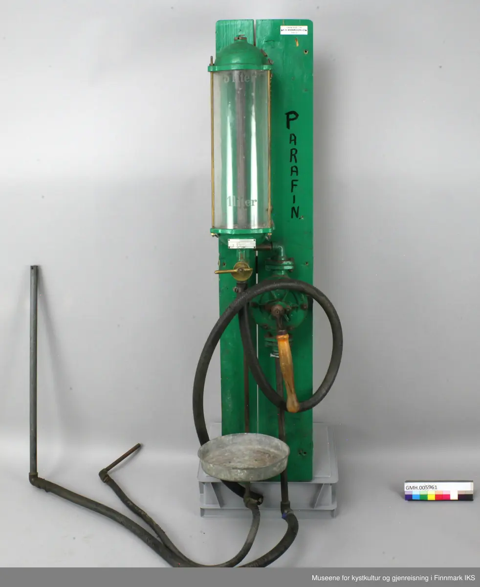 Pumpa består av en væskebeholder av glass med en volum av 5 liter. Under den er det en fordeler med en messingspak. Derifra går det to kobberledninger, en til en kort slange med munnstykke, den andre til en pumpemekanisme med en spak med treåndtak som fører til en tykkere slage med lang munnstykke. Den tredje slangen er tykkest og kuttet i enden. Under fordeleren er det en rund dryppe skål med avløpshull. Pumpa er montert på to treplanker som bakvegg som har tre lister som tverrforbinder. Øverst til høyre på bakveggen er det påført en fabrikkskilt av aluminium. Til høyre for glassbeholderen er det ordet PARAFIN vertikalt påskrevet.. 