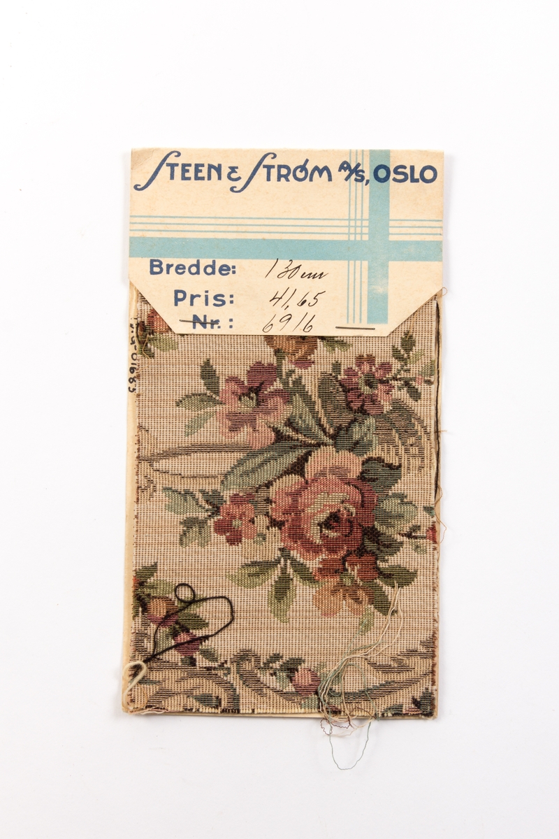 Stoffprøver av tekstil festet til et pappstykke med forhandlers navn, og pris